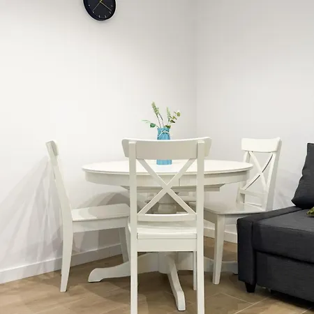 102 - Beachside Renovated 1br W Private Garden